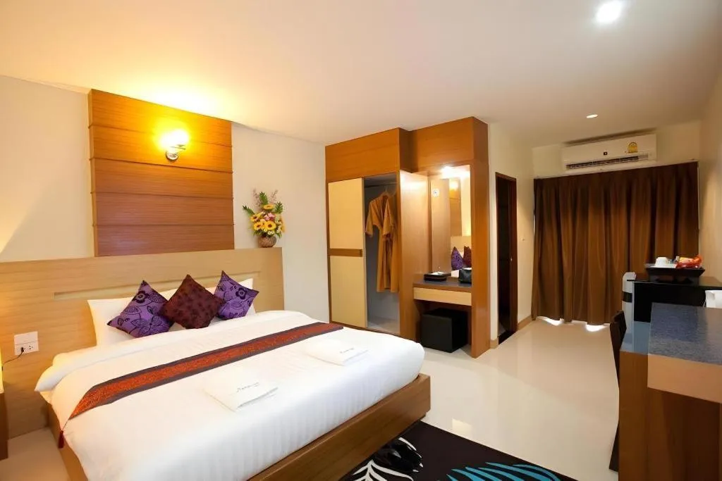 Bed in Amnauysuk Hotel