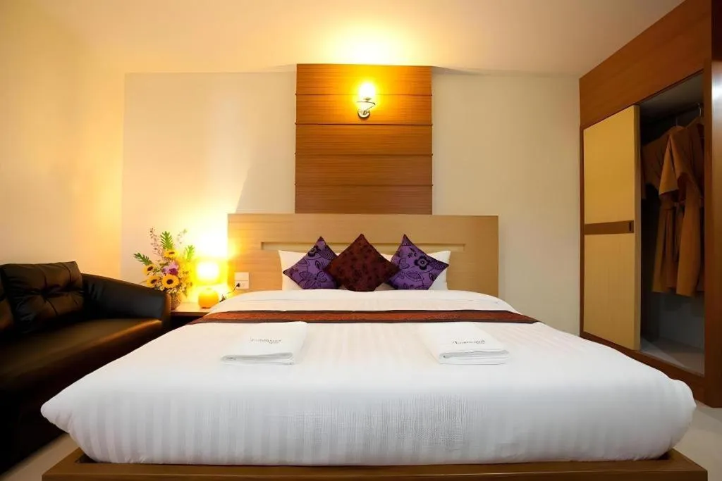 Bed in Amnauysuk Hotel