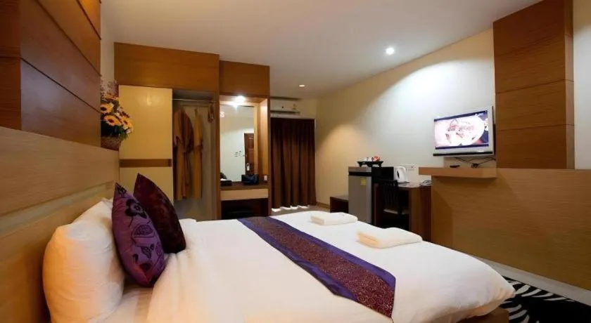 Bed in Amnauysuk Hotel