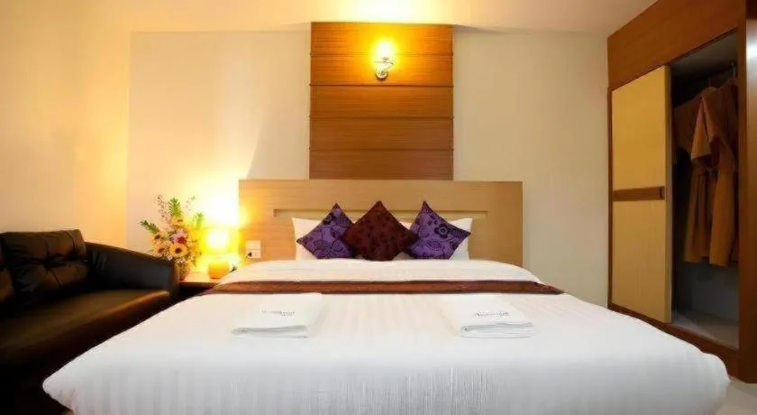 Bed in Amnauysuk Hotel