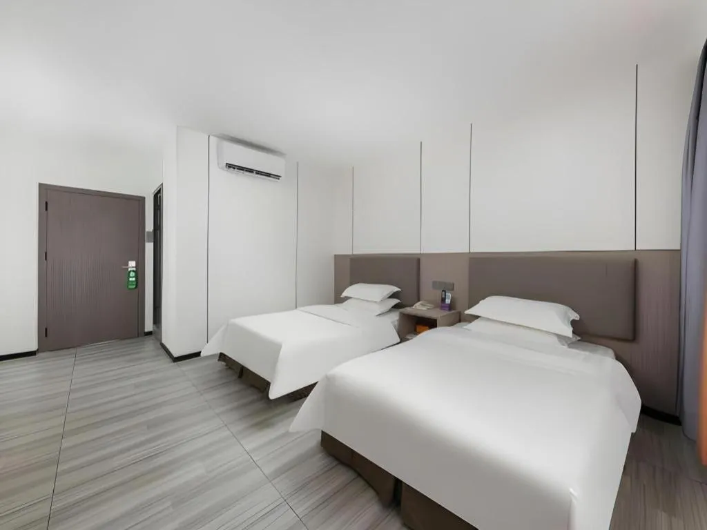 Bed in Renhe Good East Hotel