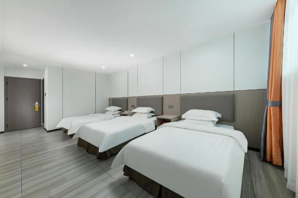 Bed in Renhe Good East Hotel