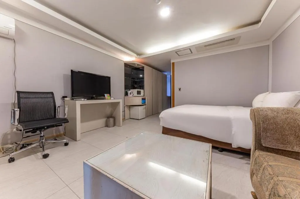 Bed in Metro Tourist Hotel Cheonan