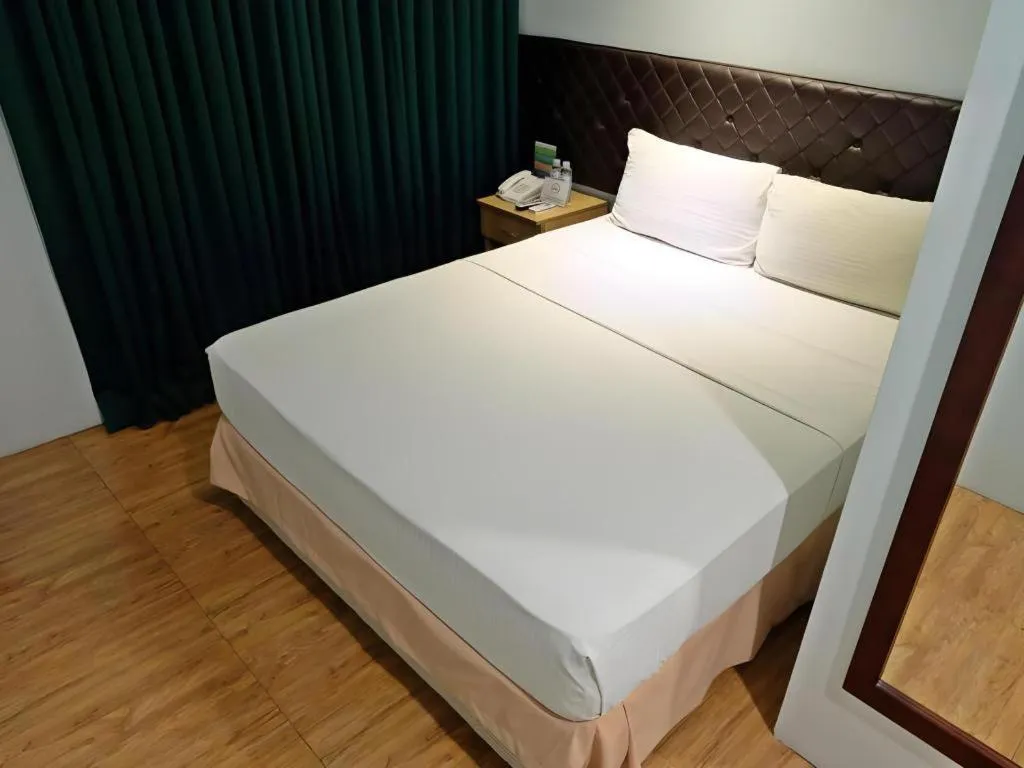 Bed in Capitol Central Hotel and Suites