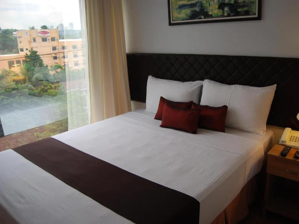 Bed in Capitol Central Hotel and Suites