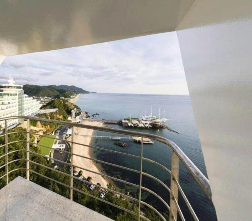 Sun Cruise Resort and Yacht