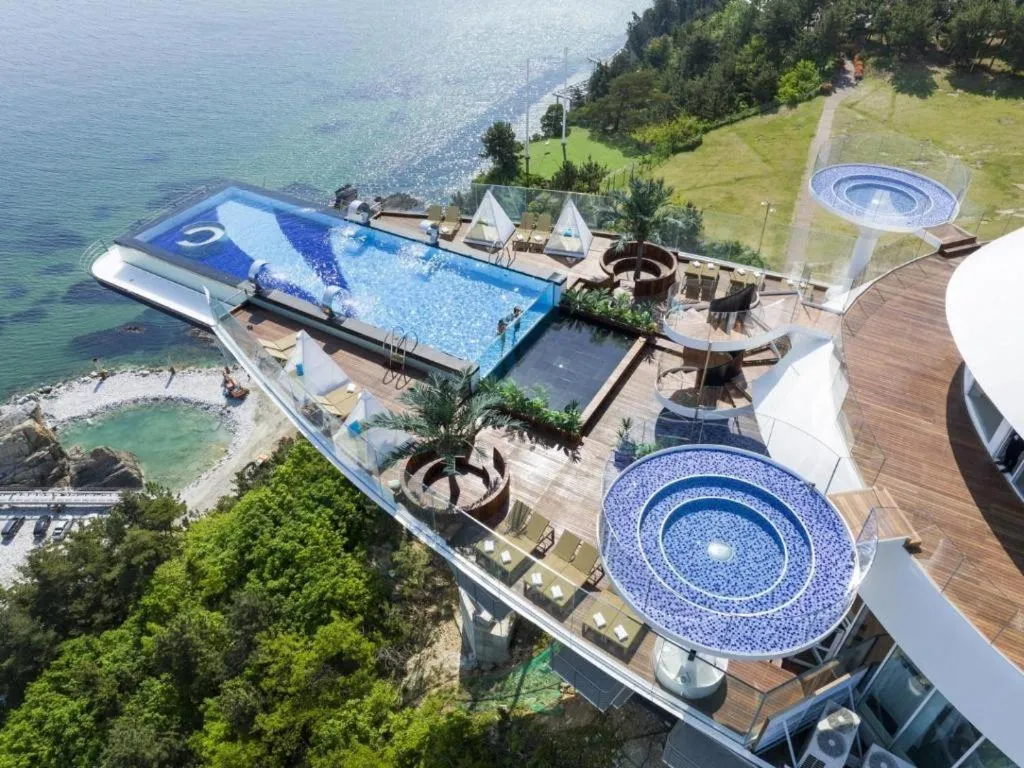 Sun Cruise Resort and Yacht