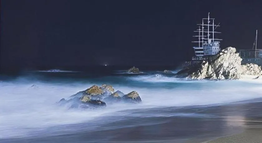 Sun Cruise Resort and Yacht