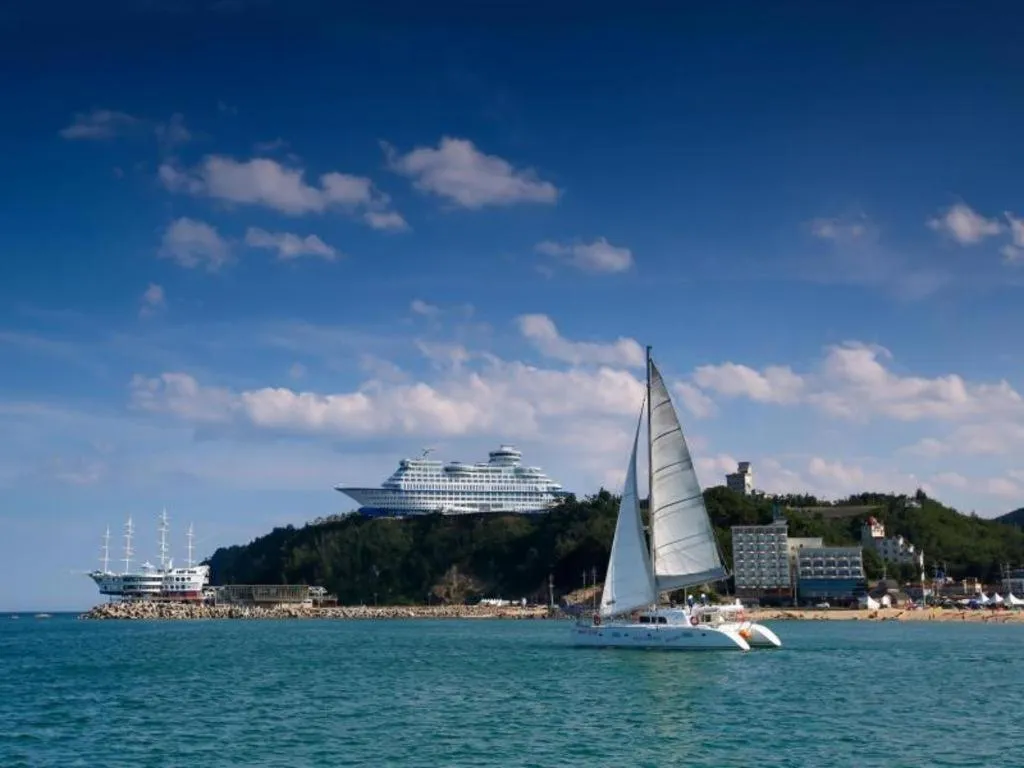 Sun Cruise Resort and Yacht