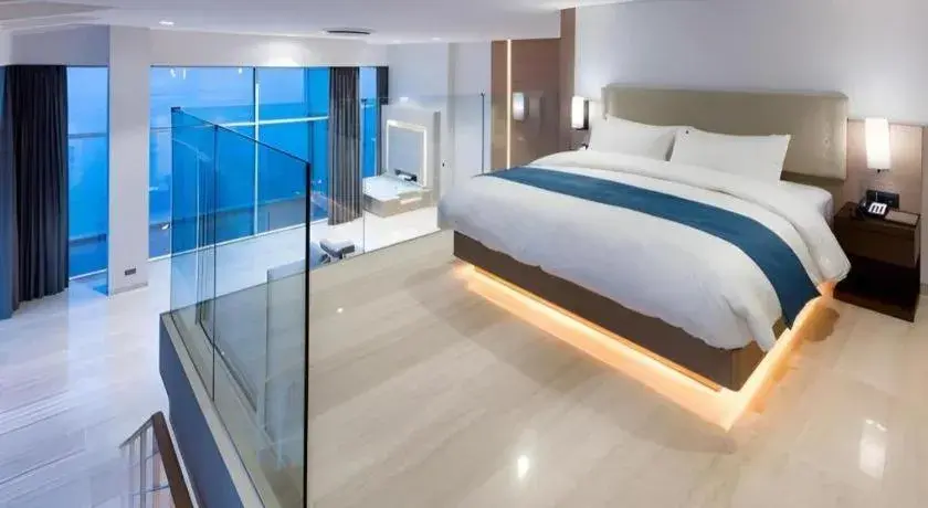 Bed in Sun Cruise Resort and Yacht Bed in Sun Cruise Resort and Yacht