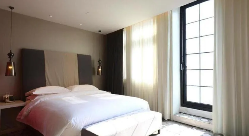Bed in Jinjiang Metropolo Hotel Classiq Shanghai Off Bund