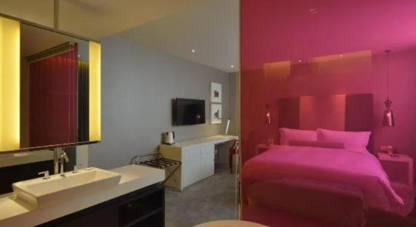 Bed in Jinjiang Metropolo Hotel Classiq Shanghai Off Bund