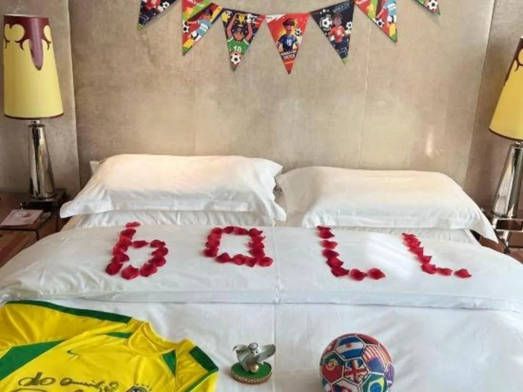 Bed in Jinjiang Metropolo Hotel Classiq Shanghai Off Bund