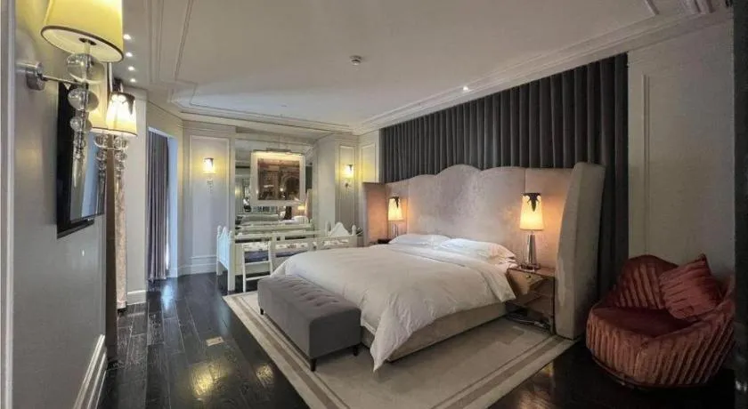 Bed in Jinjiang Metropolo Hotel Classiq Shanghai Off Bund