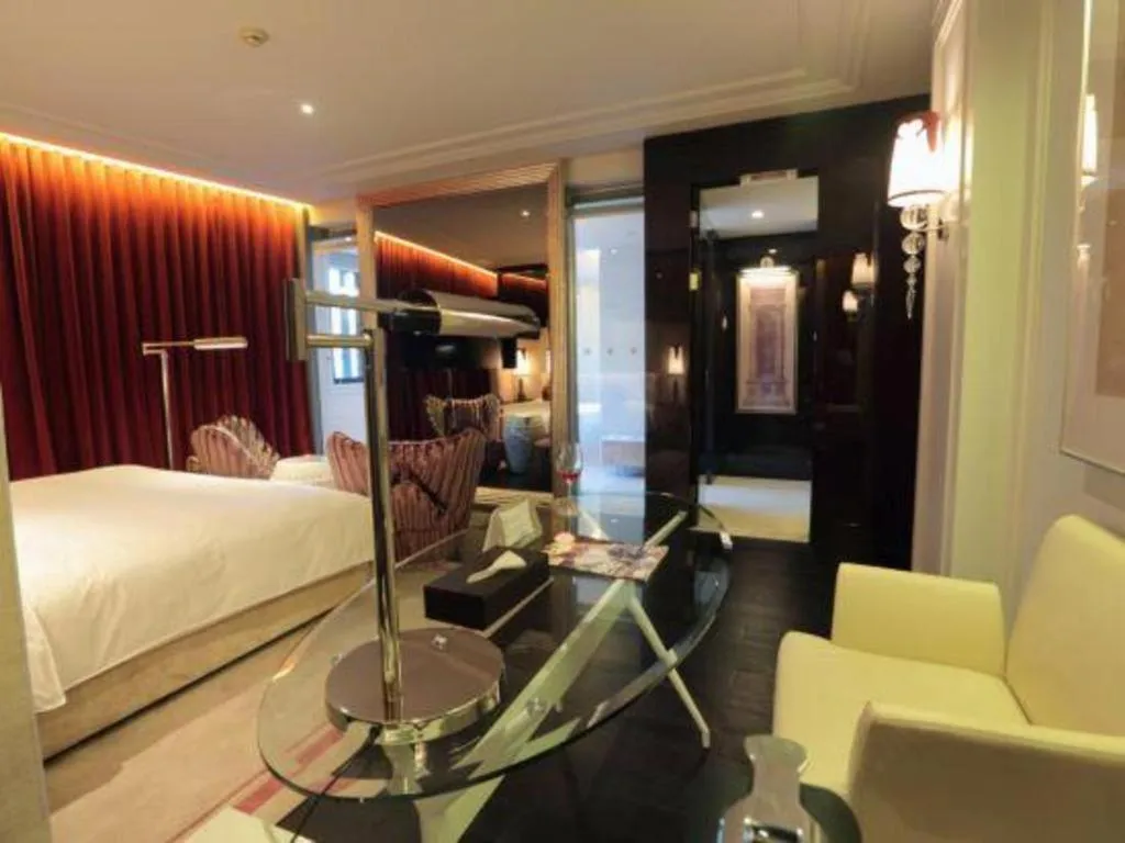 Bed in Jinjiang Metropolo Hotel Classiq Shanghai Off Bund