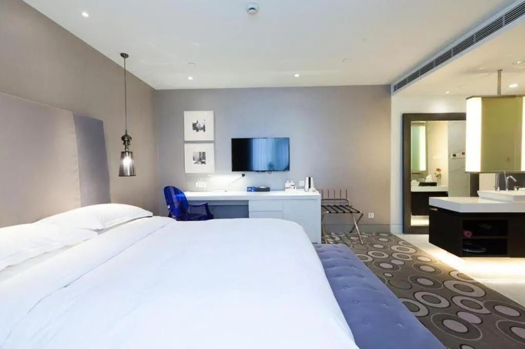 Bed in Jinjiang Metropolo Hotel Classiq Shanghai Off Bund