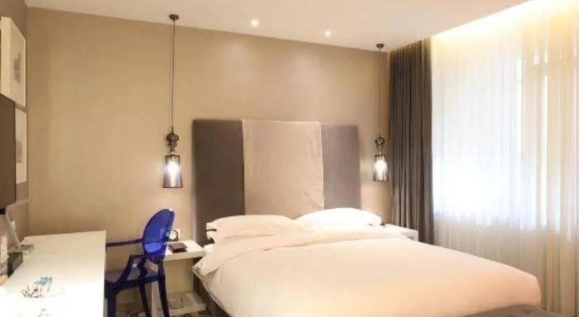 Bed in Jinjiang Metropolo Hotel Classiq Shanghai Off Bund