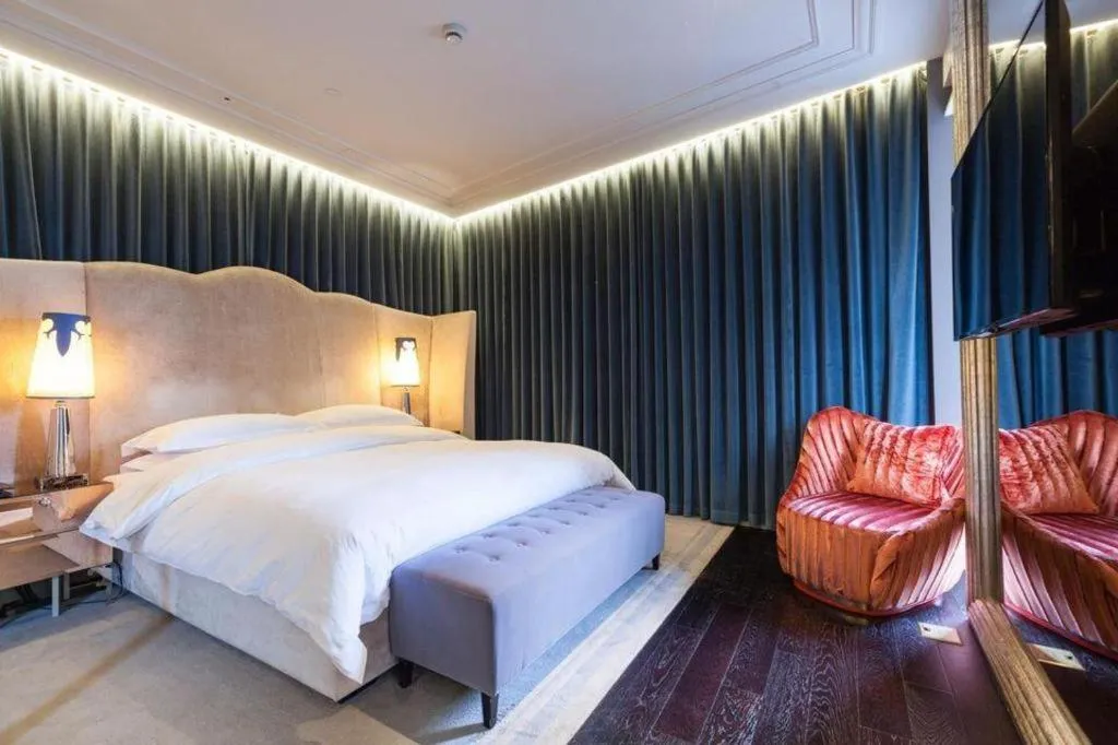 Bed in Jinjiang Metropolo Hotel Classiq Shanghai Off Bund