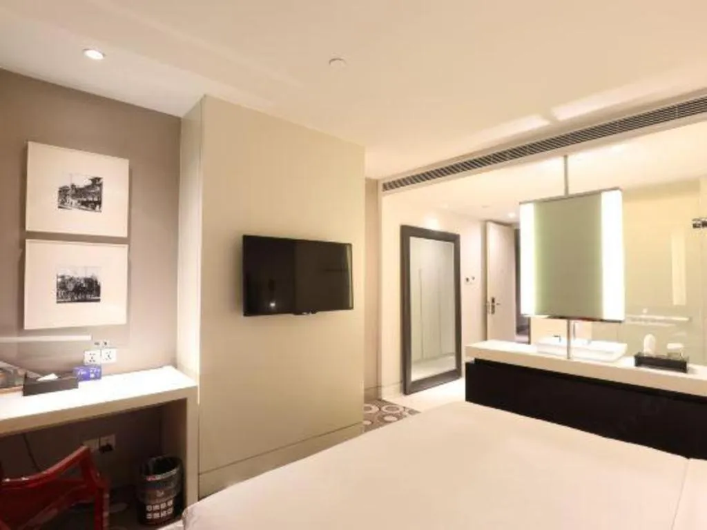 Bed in Jinjiang Metropolo Hotel Classiq Shanghai Off Bund