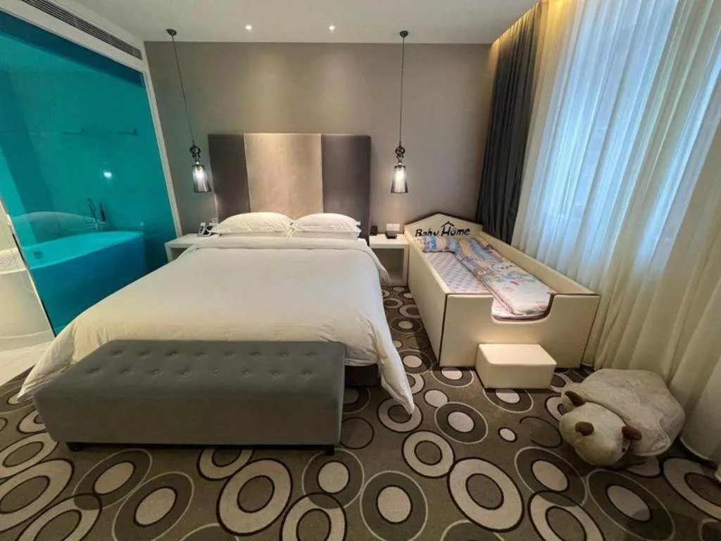 Bed in Jinjiang Metropolo Hotel Classiq Shanghai Off Bund