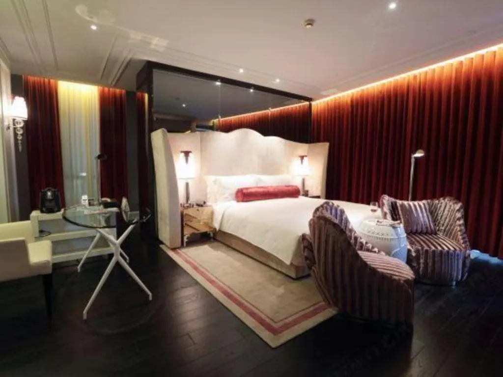 Bed in Jinjiang Metropolo Hotel Classiq Shanghai Off Bund