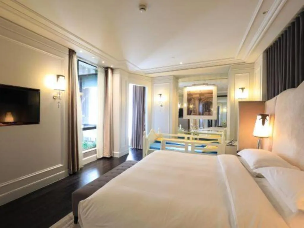 Bed in Jinjiang Metropolo Hotel Classiq Shanghai Off Bund