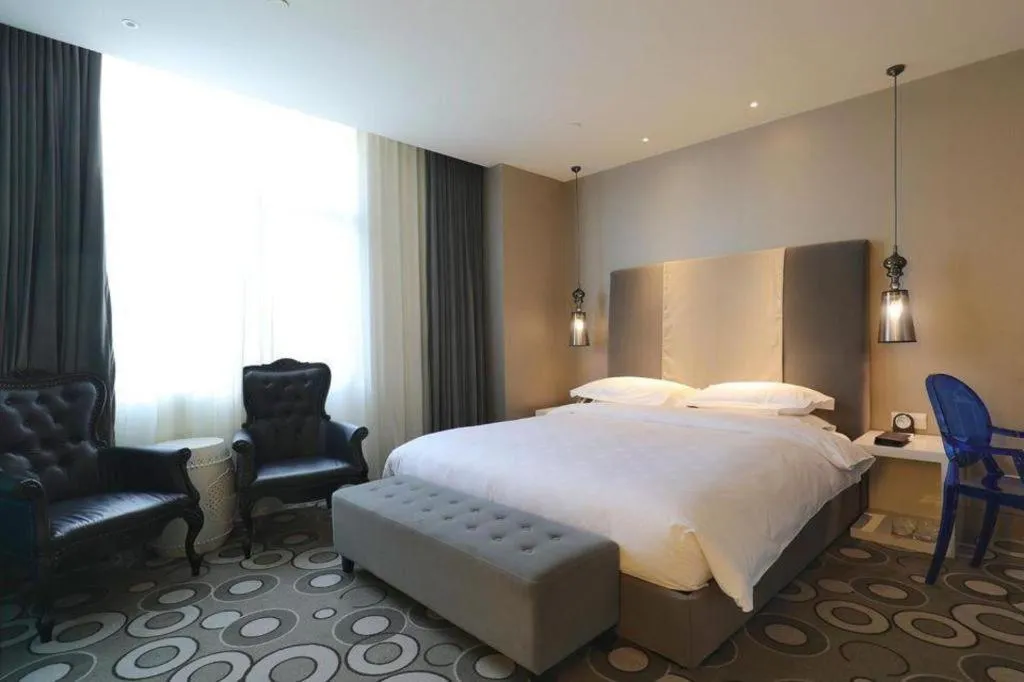 Bed in Jinjiang Metropolo Hotel Classiq Shanghai Off Bund
