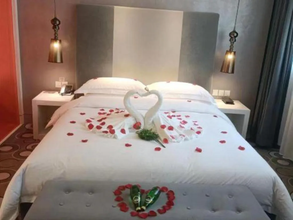 Bed in Jinjiang Metropolo Hotel Classiq Shanghai Off Bund