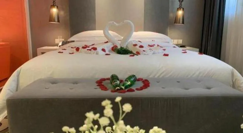 Bed in Jinjiang Metropolo Hotel Classiq Shanghai Off Bund