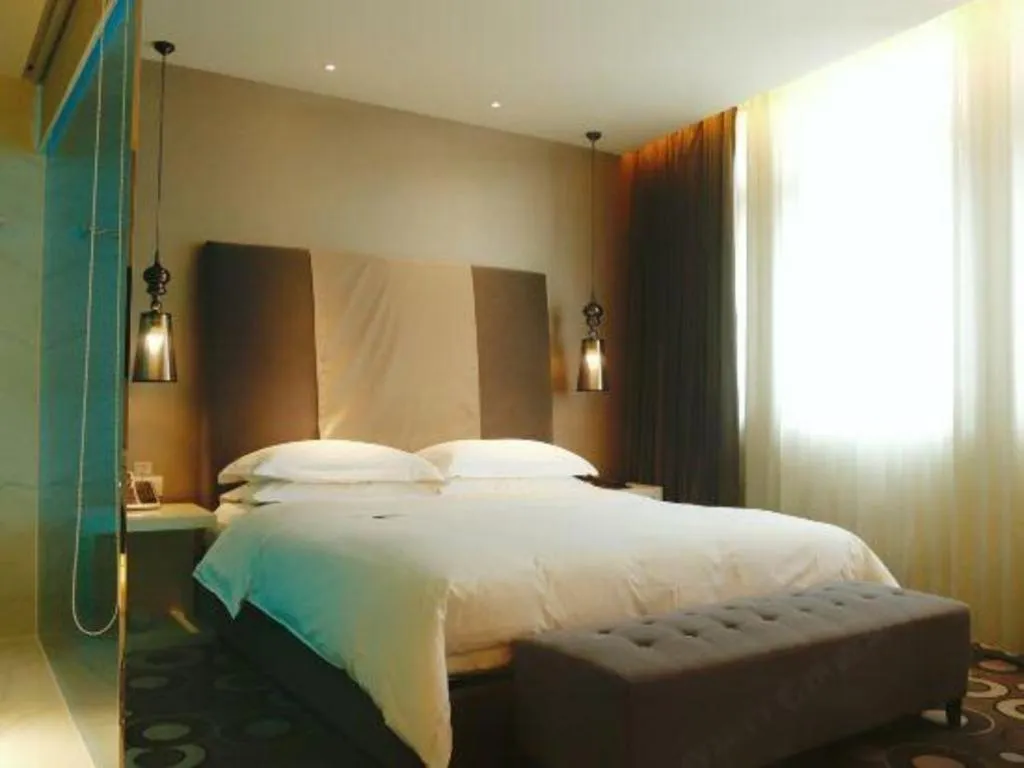 Bed in Jinjiang Metropolo Hotel Classiq Shanghai Off Bund