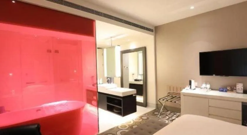 Bed in Jinjiang Metropolo Hotel Classiq Shanghai Off Bund