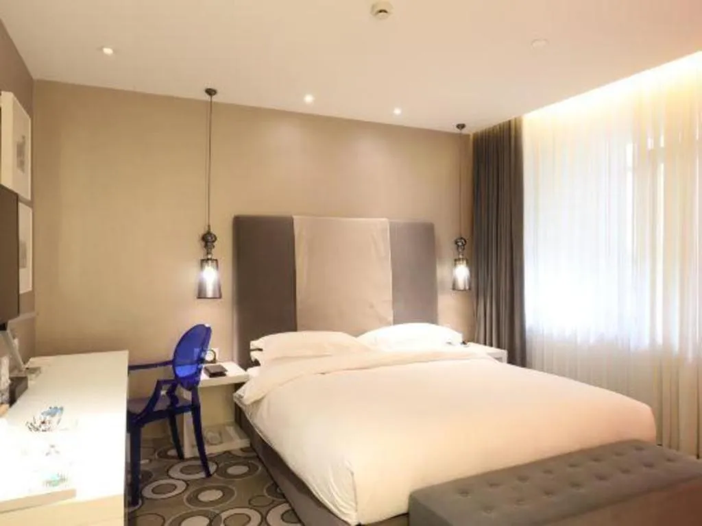 Bed in Jinjiang Metropolo Hotel Classiq Shanghai Off Bund