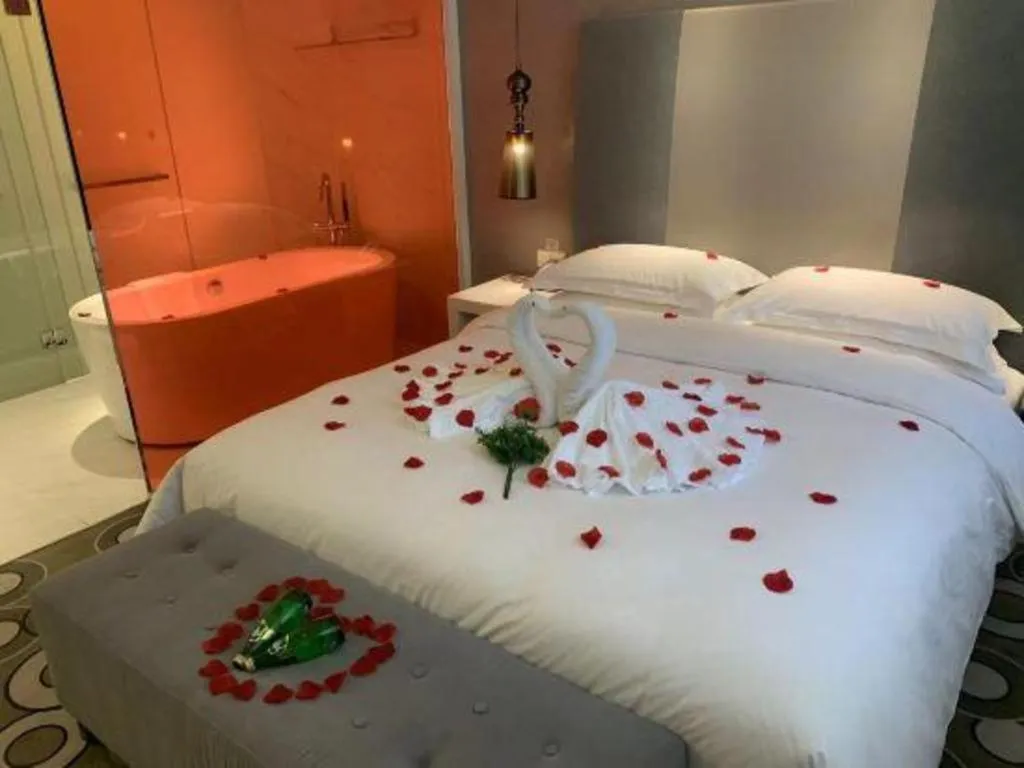 Bed in Jinjiang Metropolo Hotel Classiq Shanghai Off Bund