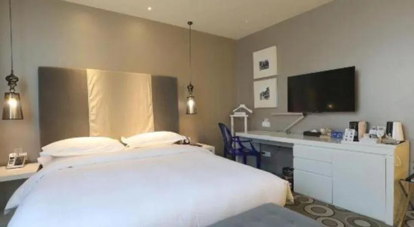 Bed in Jinjiang Metropolo Hotel Classiq Shanghai Off Bund