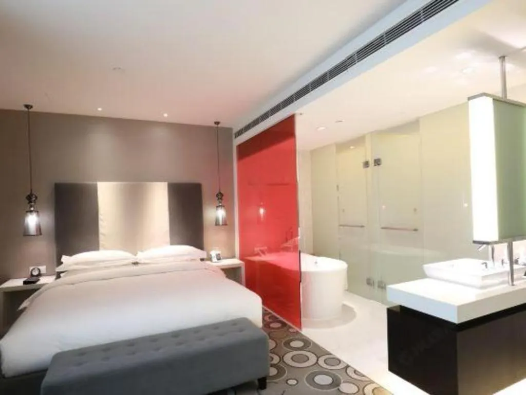 Bed in Jinjiang Metropolo Hotel Classiq Shanghai Off Bund