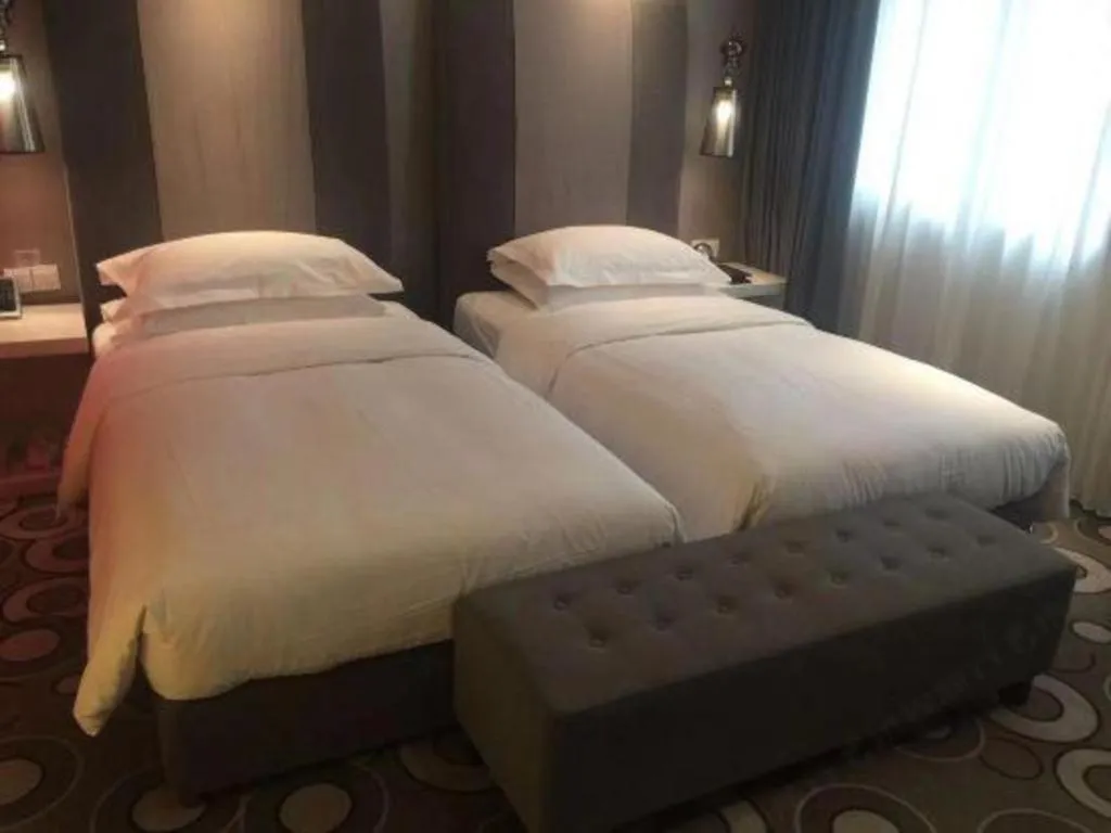 Bed in Jinjiang Metropolo Hotel Classiq Shanghai Off Bund