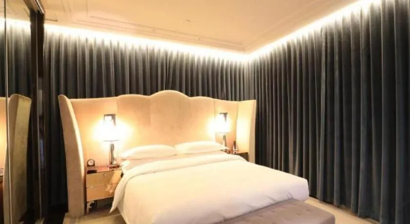Bed in Jinjiang Metropolo Hotel Classiq Shanghai Off Bund