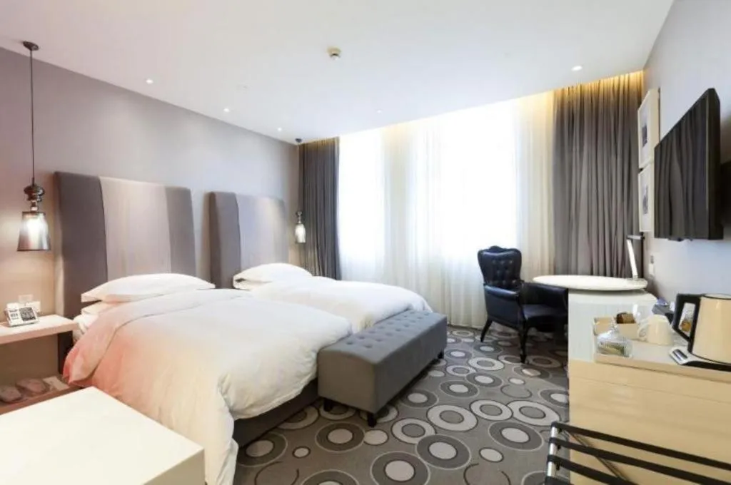 Bed in Jinjiang Metropolo Hotel Classiq Shanghai Off Bund
