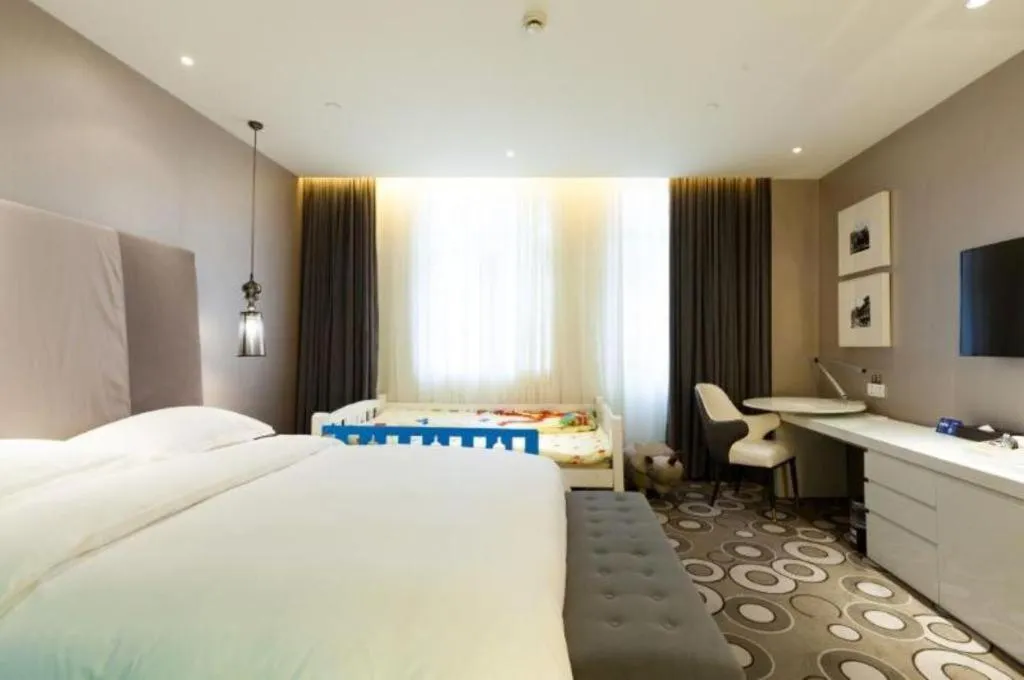 Bed in Jinjiang Metropolo Hotel Classiq Shanghai Off Bund