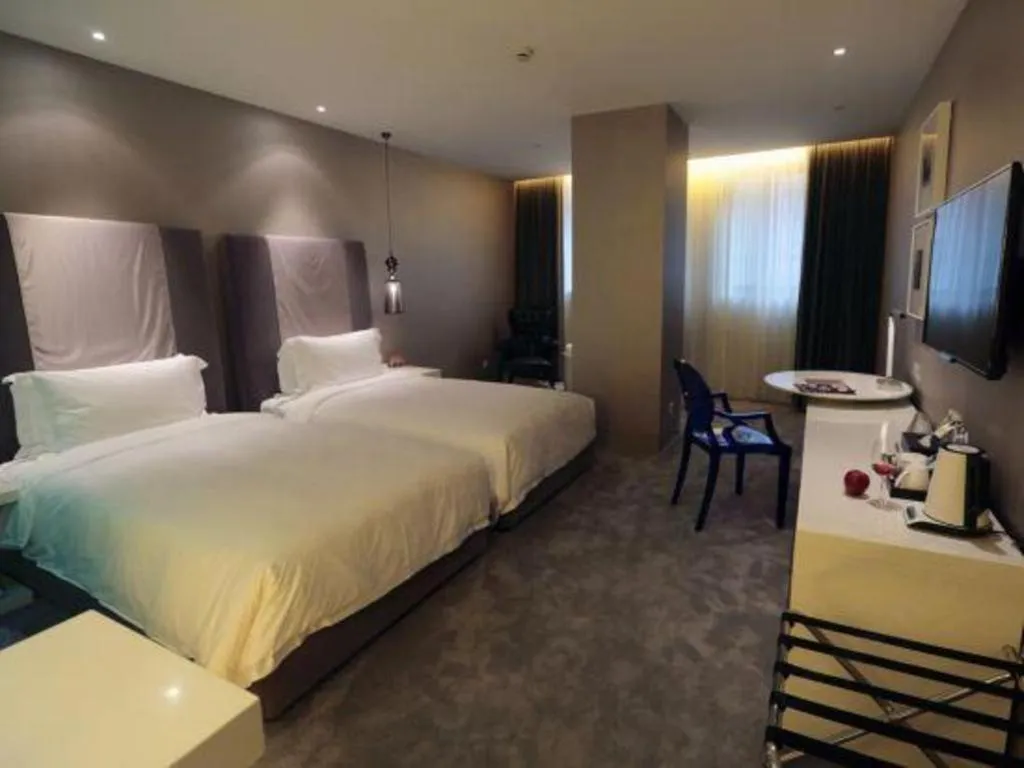 Bed in Jinjiang Metropolo Hotel Classiq Shanghai Off Bund