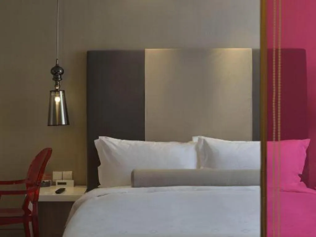 Bed in Jinjiang Metropolo Hotel Classiq Shanghai Off Bund