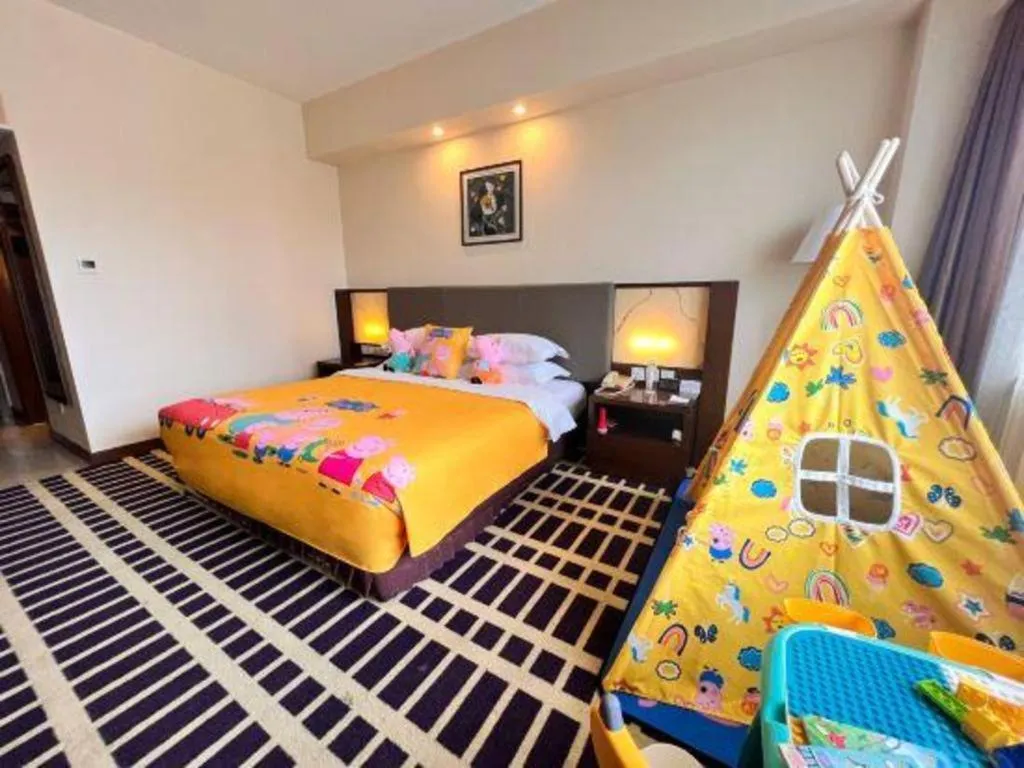 Bed in Kunming Jinjiang Hotel