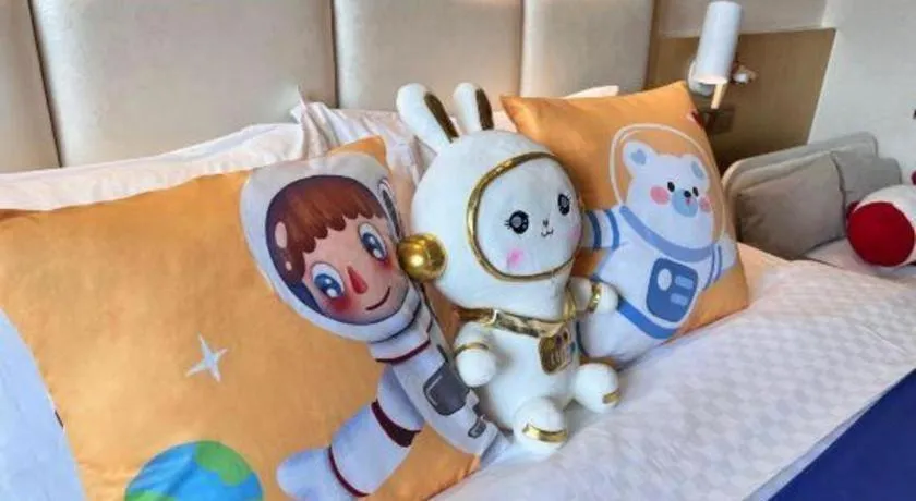 Bed in Kunming Jinjiang Hotel