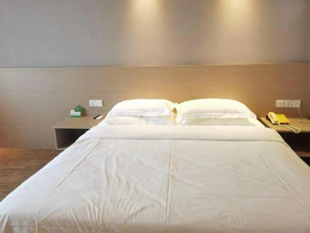 Bed in Grand Nest Hotel (Tang Jia Wan Beach)
