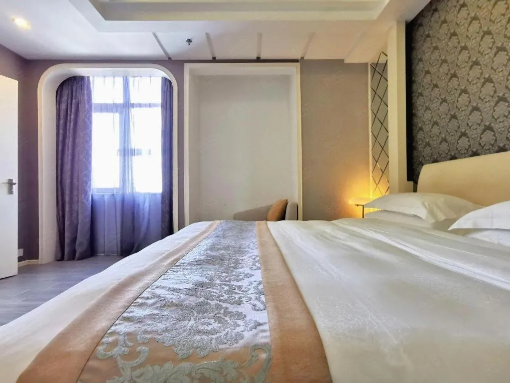 Bed in Hua Xia Pearl Hotel