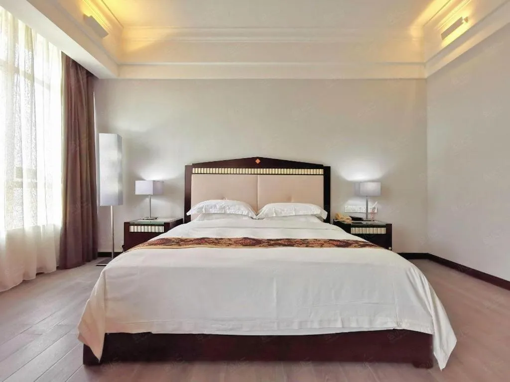 Bed in Hua Xia Pearl Hotel