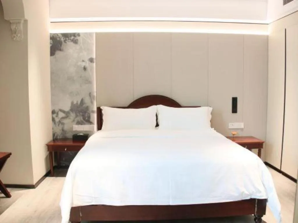 Bed in Hua Xia Pearl Hotel
