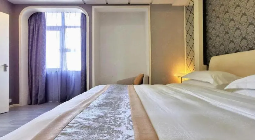 Bed in Hua Xia Pearl Hotel