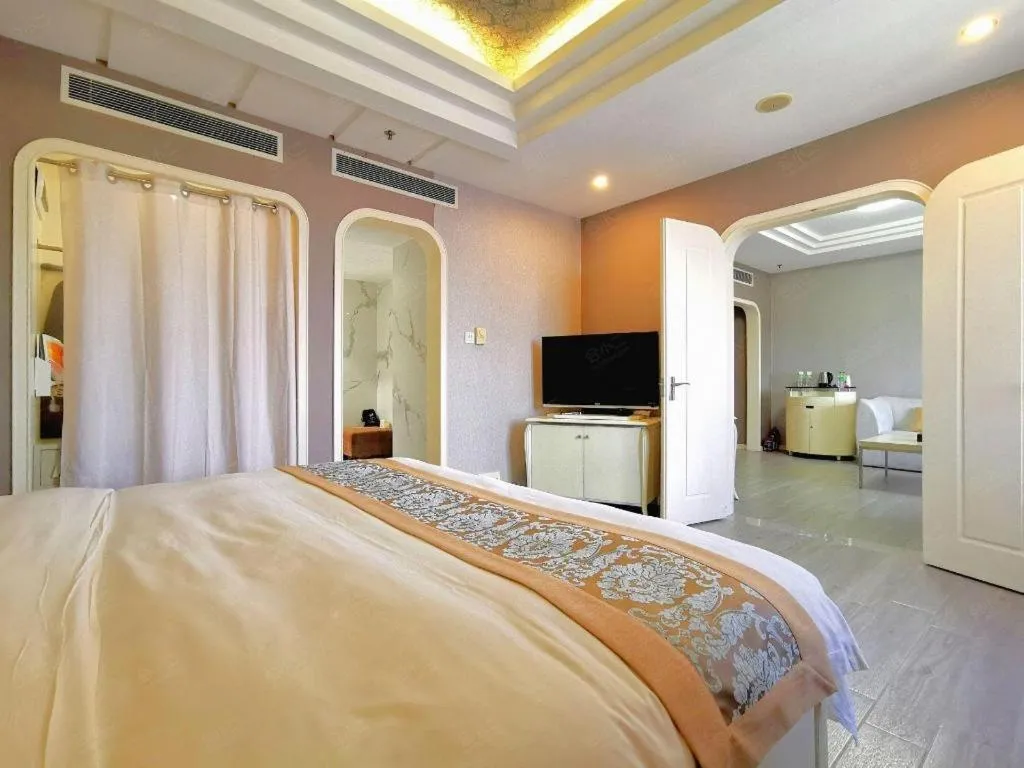 Bed in Hua Xia Pearl Hotel