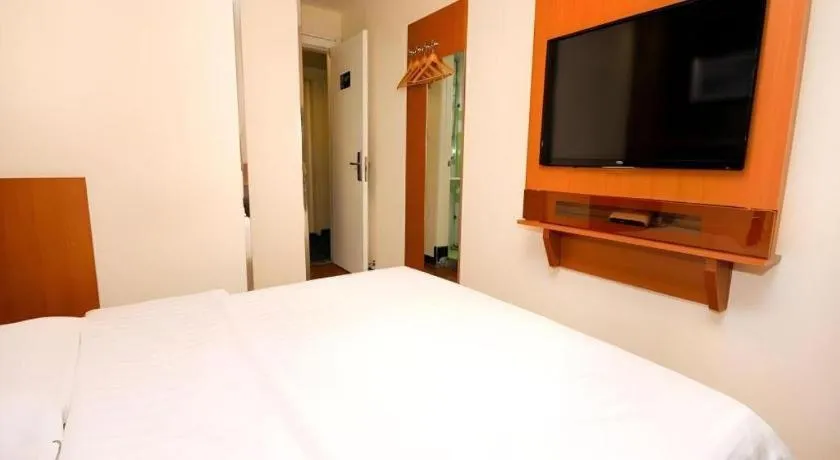 Bed in 7 Days Inn Xi'an Xijing Hospital Tonghuamen Metro Station